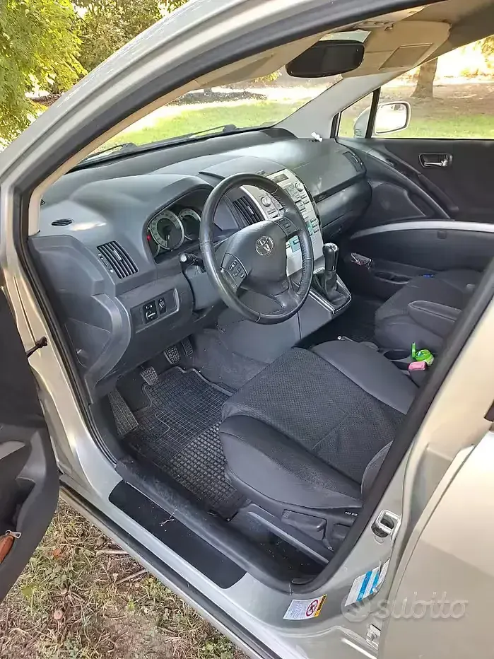 Usata Toyota Corolla Verso 116 CV (85 kW) 2004 Grigio Monovolume