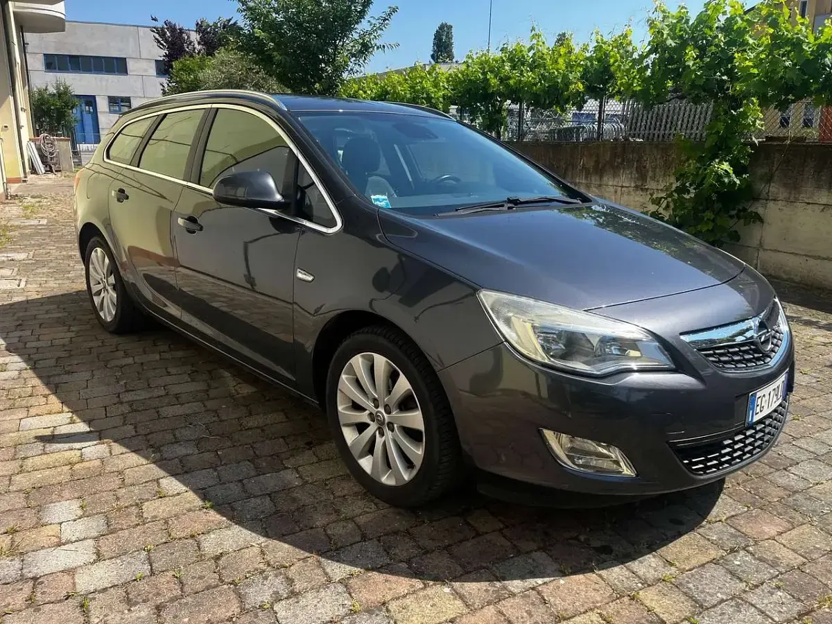 Usata Opel Astra Cosmo 140 CV (102 kW) 2011 Grigio Station wagon