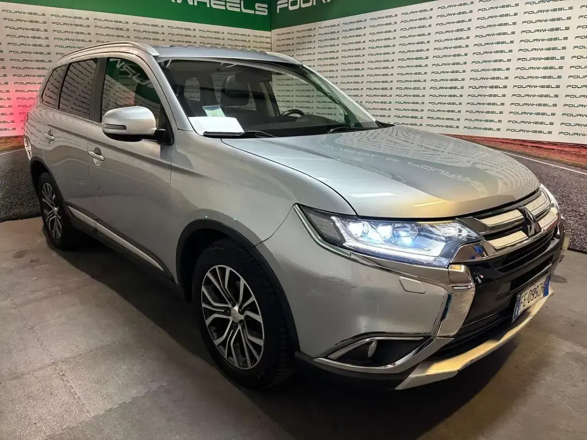 Usata Mitsubishi Outlander Instyle 150 CV (110 kW) 2016 Argento SUV