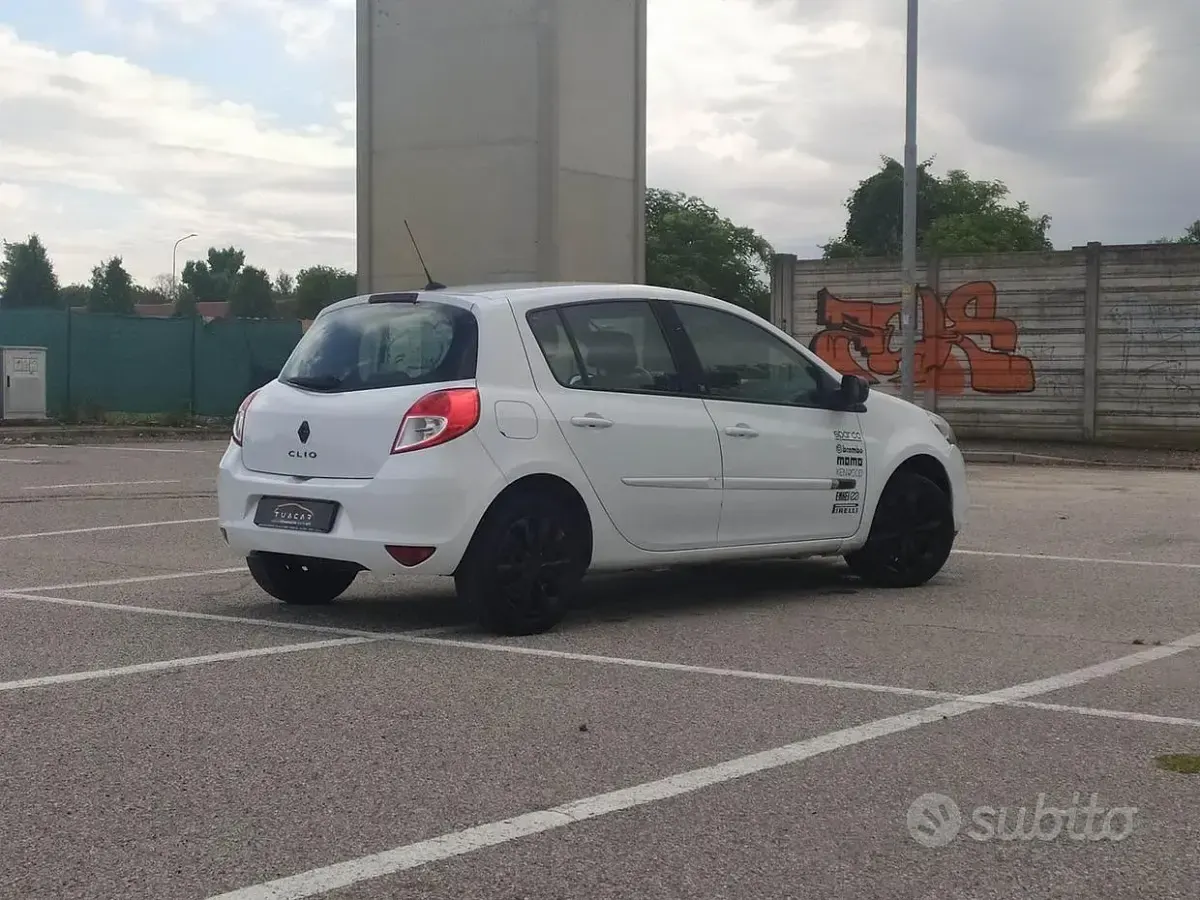 Usata Renault Clio II 75 CV (55 kW) 2011 Bianco Berlina