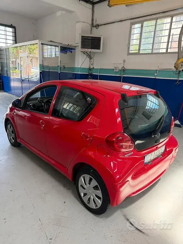 Usata Toyota Aygo 68 CV (50 kW) 2006 Rosso Utilitaria