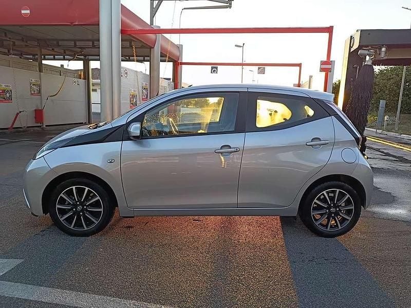 Usata Toyota Aygo X-play 69 CV (50 kW) 2017 Argento Utilitaria