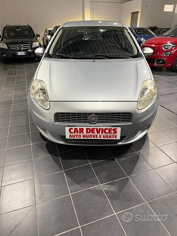 Grigio Usata 2010 Fiat Grande Punto Due volumi | 3900 € (Buon prezzo) - Immagine 1/4