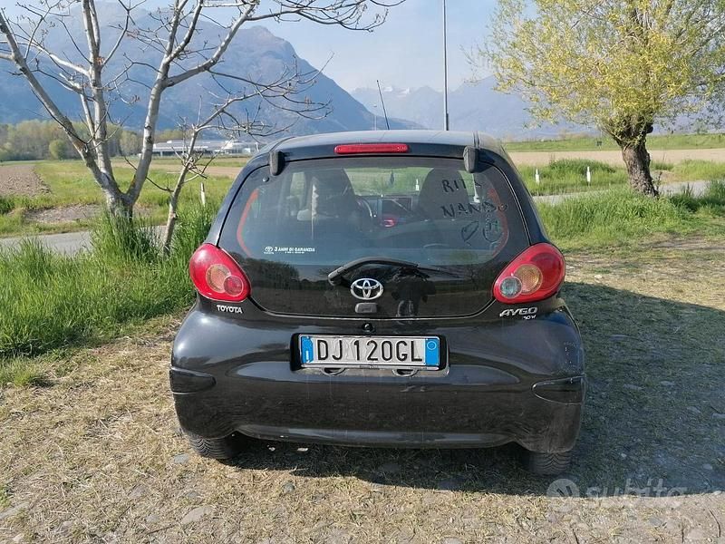 Usata Toyota Aygo 68 CV (50 kW) 2005 Nero Utilitaria