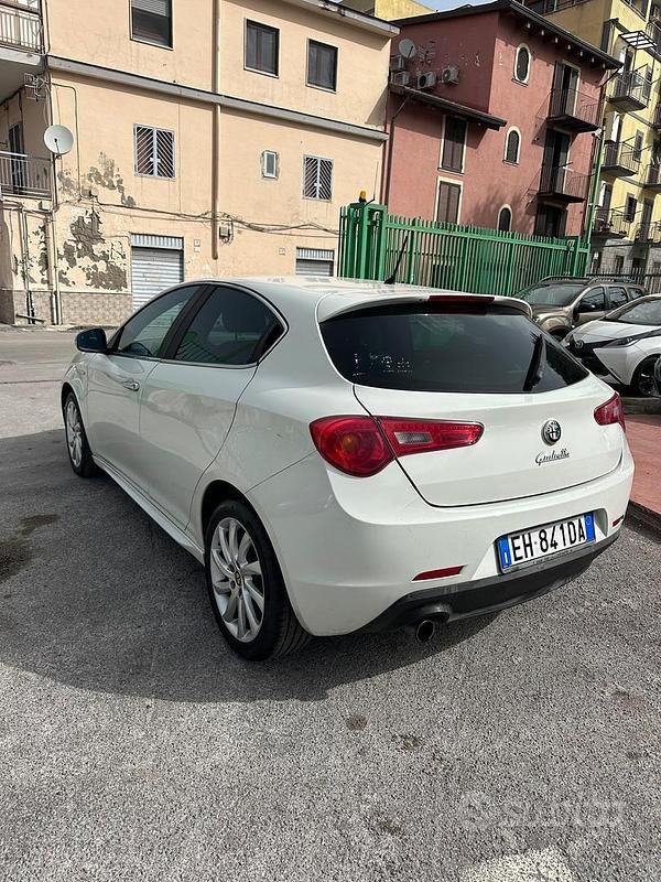 Usata Alfa Romeo Giulietta Distinctive 105 CV (77 kW) 2011 Bianco Utilitaria