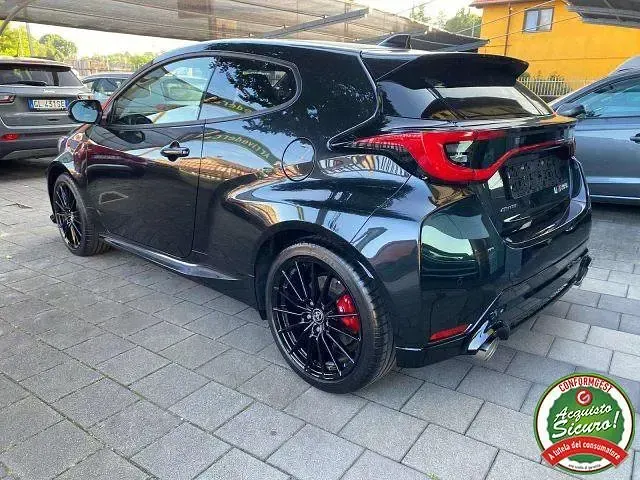 Usata Toyota Yaris 280 CV (205 kW) 2024 Bianco Utilitaria