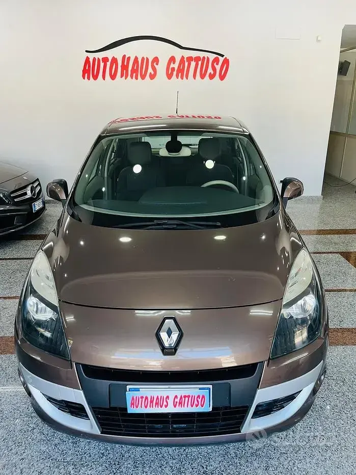 Usata Renault Scénic III Luxe 110 CV (80 kW) 2010 Marrone Monovolume