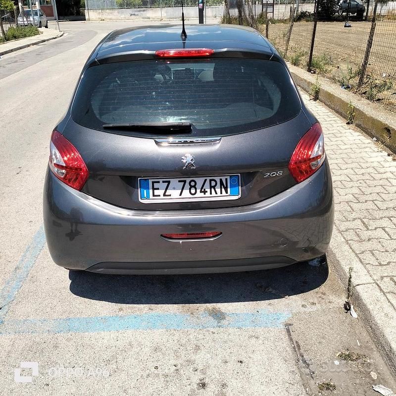 Grigio Usata 2015 Peugeot 208 Due volumi | 4000 € (Super prezzo) - Immagine 1/4