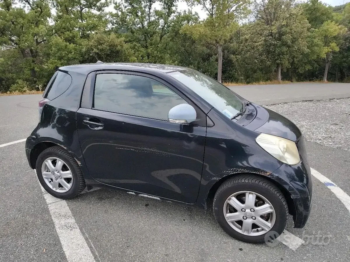 Usata Toyota iQ Sol 68 CV (50 kW) 2010 Nero Utilitaria