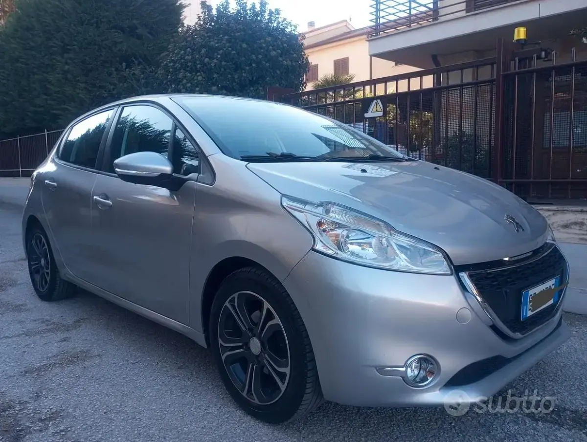 Usata Peugeot 208 Allure 68 CV (50 kW) 2015 Grigio Utilitaria