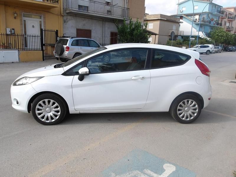 Usata Ford Fiesta Titanium 82 CV (60 kW) 2009 Blu Utilitaria