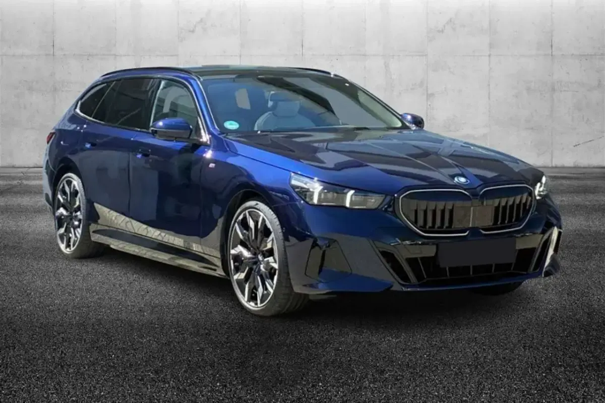 Usata BMW 530e M Sport 299 CV (219 kW) 2025 Blu/azzurro Station wagon