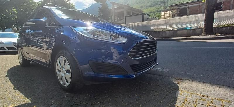 Usata Ford Fiesta 82 CV (60 kW) 2015 Blu Berlina