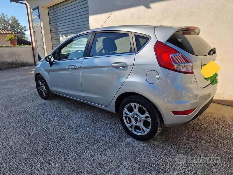 Usata Ford Fiesta 97 CV (71 kW) 2016 Grigio Berlina