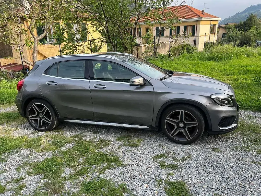 Usata Mercedes GLA200 136 CV (100 kW) 2016 Grigio SUV
