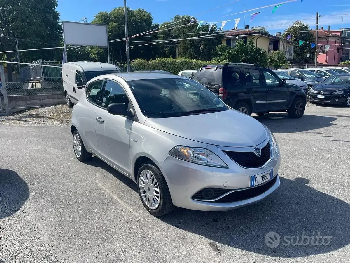 Usata Lancia Ypsilon Gold 69 CV (50 kW) 2017 Grigio Utilitaria