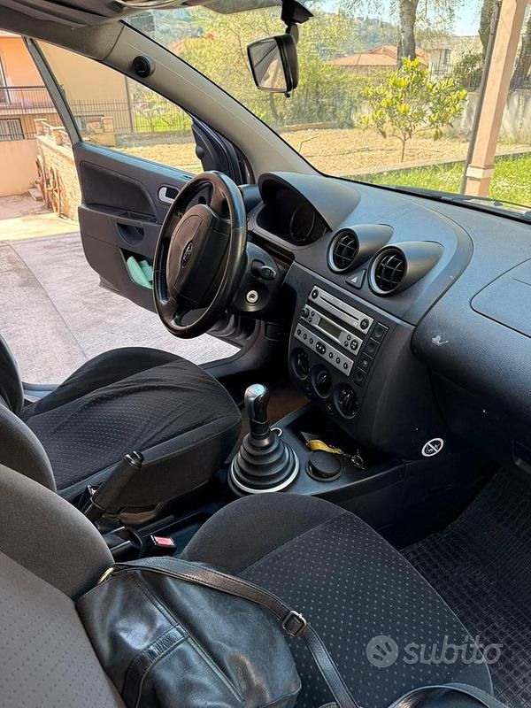 Usata Ford Fiesta 68 CV (50 kW) 2004 Grigio Utilitaria