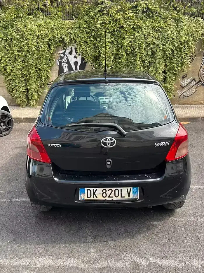 Usata Toyota Yaris 90 CV (66 kW) 2007 Nero Utilitaria