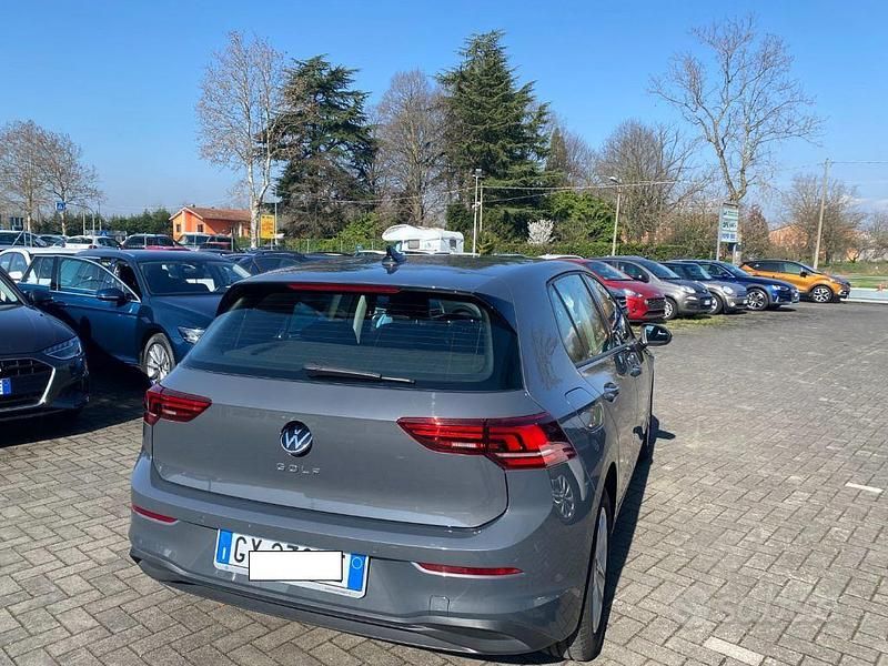 Usata VW Golf VIII Life 116 CV (85 kW) 2025 Grigio Berlina