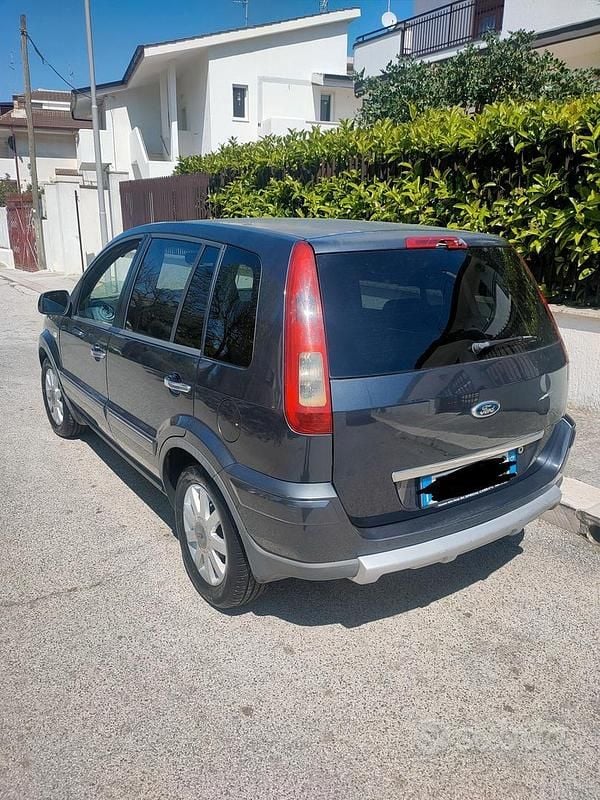 Usata Ford Fusion 68 CV (50 kW) 2010 Grigio Utilitaria