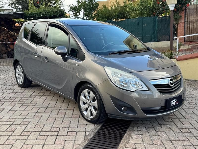 Grigio Usata 2013 Opel Meriva Cosmo Monovolume | 4900 € (Buon prezzo) - Immagine 1/4