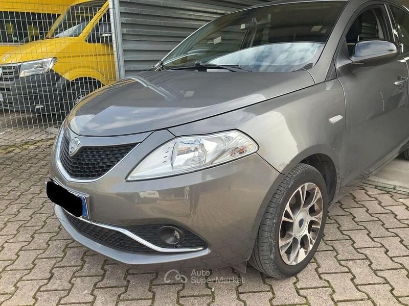 Usata Lancia Ypsilon Gold 86 CV (63 kW) 2016 Grigio Utilitaria