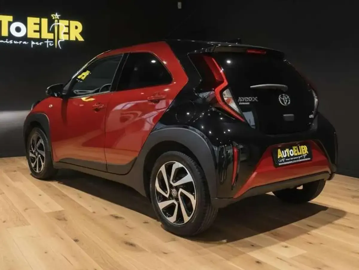 Usata Toyota Aygo X Trend 72 CV (52 kW) 2023 Bicolore SUV