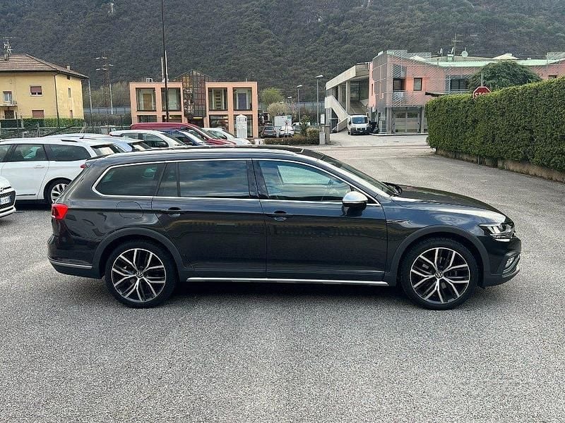 Usata VW Passat Alltrack 200 CV (147 kW) 2022 Grigio Station wagon