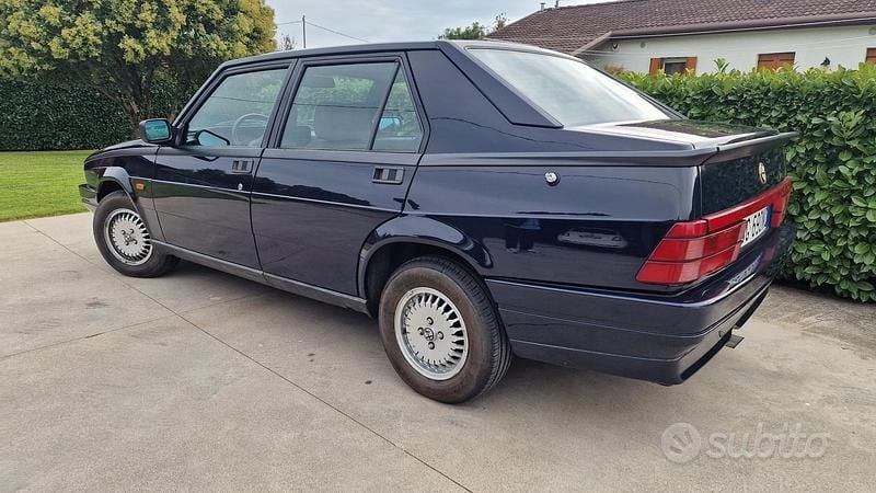 Usata Alfa Romeo 75 120 CV (88 kW) 1989 Blu Berlina