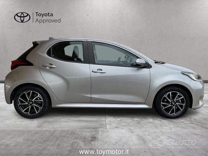 Begagnad Toyota Yaris Hybrid Trend 116 HK (85 kW) 2022 Grå Sedan