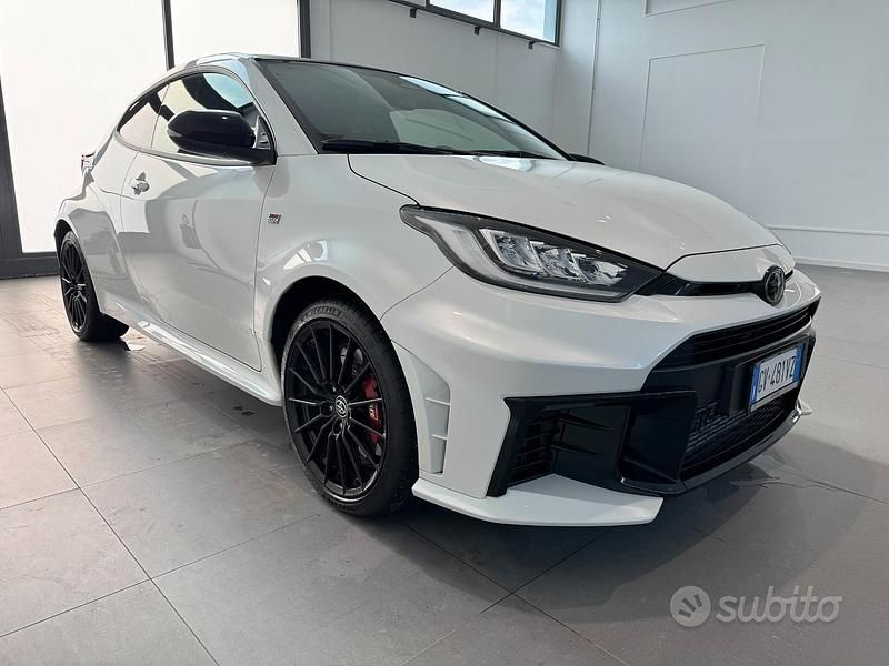 Usata Toyota Yaris 280 CV (205 kW) 2024 Bianco Utilitaria