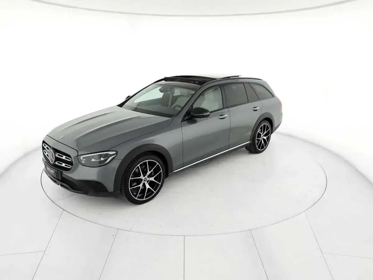 Usata Mercedes E220 All-Terrain Premium Plus 200 CV (147 kW) 2022 Grigio selenite metallizzato Station wagon