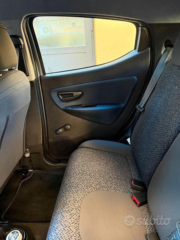 Usata Lancia Ypsilon 69 CV (50 kW) 2023 Grigio Utilitaria