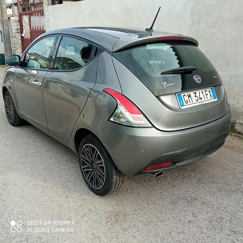 Usata Lancia Ypsilon Gold 69 CV (50 kW) 2023 Grigio Utilitaria