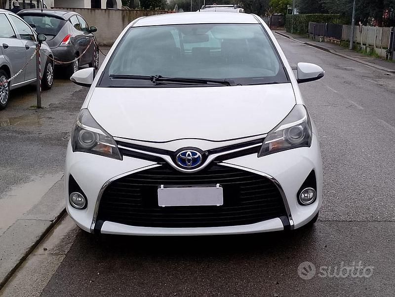 Usata Toyota Yaris Hybrid Cool 73 CV (53 kW) 2016 Bianco Berlina