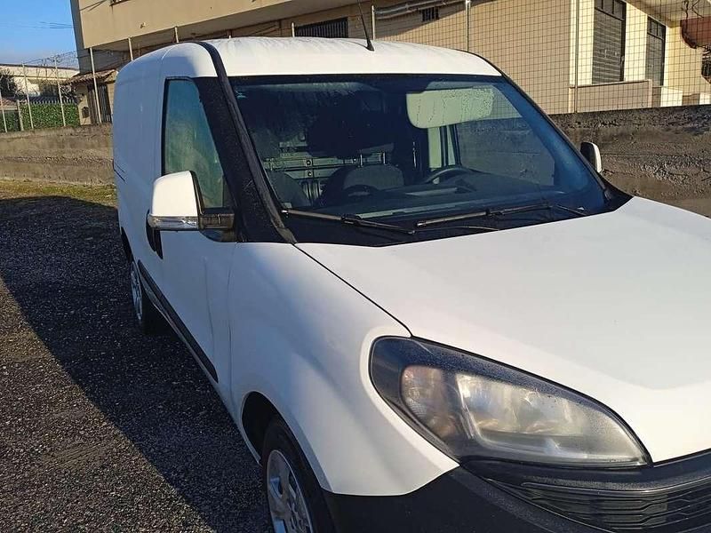 Usata Fiat Doblò 90 CV (66 kW) 2022 Bianco Monovolume