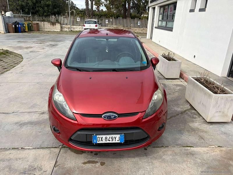 Usata Ford Fiesta Titanium 82 CV (60 kW) 2009 Rosso Utilitaria