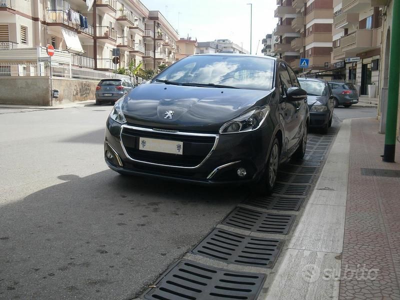 Usata Peugeot 208 Active 75 CV (55 kW) 2018 Grigio Utilitaria