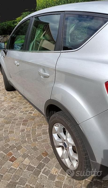 Usata Ford Kuga 140 CV (102 kW) 2012 Grigio SUV