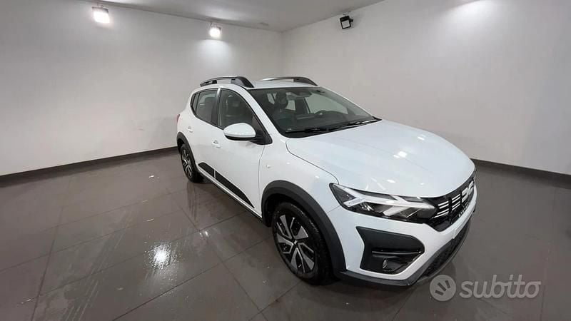 Bianco Nuova 2025 Dacia Sandero Expression Utilitaria | 16.990 € - Immagine 1/4