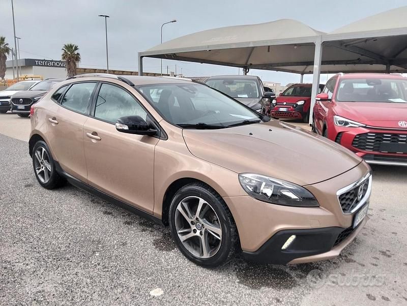 Usata Volvo V40 Summum 116 CV (85 kW) 2015 Arancione SUV