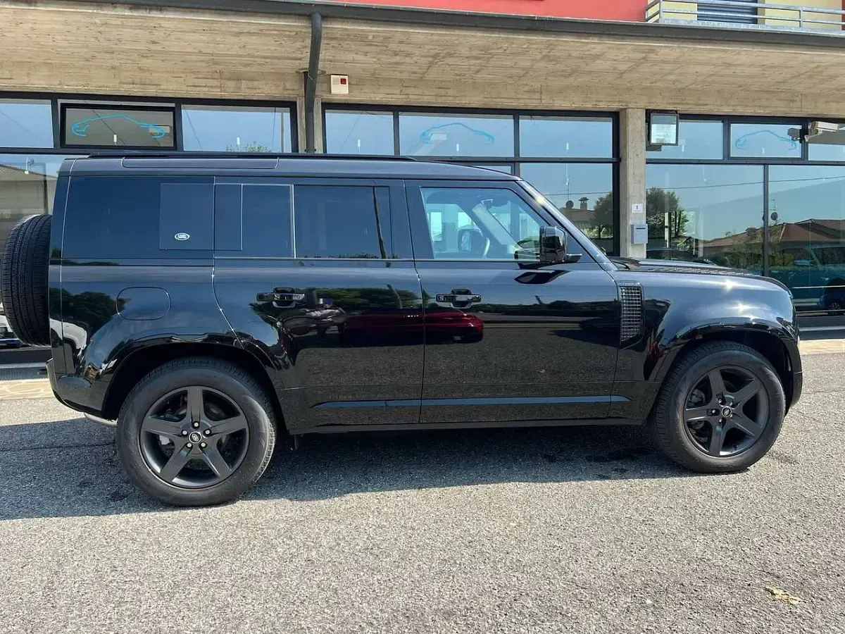 Usata Land Rover Defender SE Dynamic 249 CV (183 kW) 2023 Nero SUV
