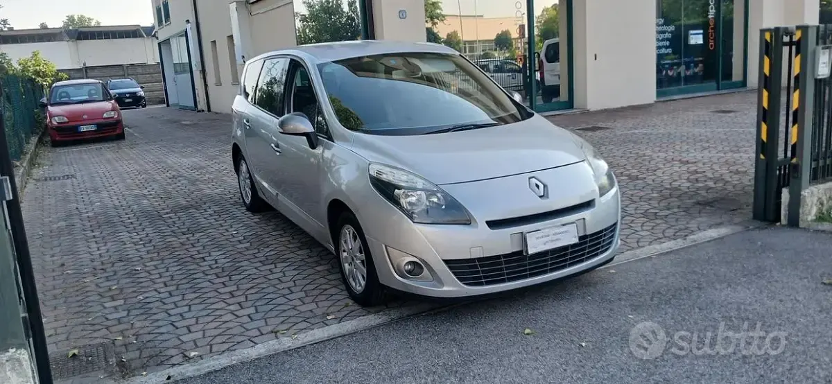 Usata Renault Scénic III 110 CV (80 kW) 2011 Grigio Monovolume