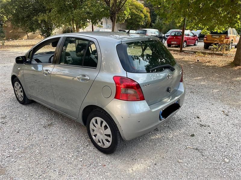 Begagnad Toyota Yaris Sol 90 HK (66 kW) 2008 Grå Sedan