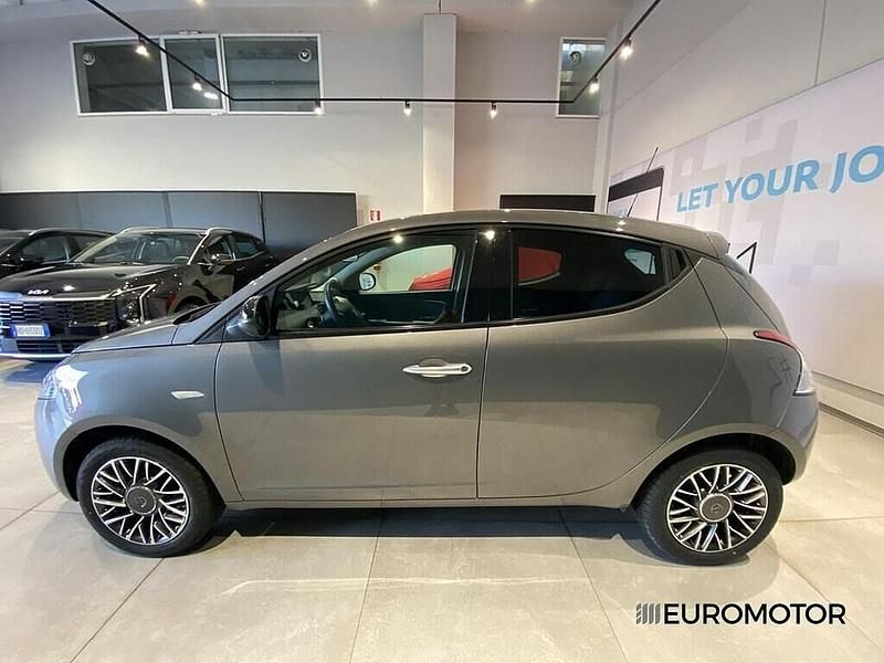 Usado Lancia Ypsilon Gold 69 HP (50 kW) 2021 Cinzento Citadino