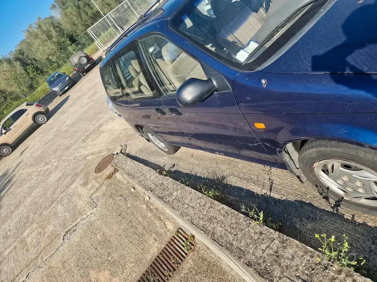 Usata Kia Carnival 126 CV (92 kW) 2000 Bluazzurro Monovolume