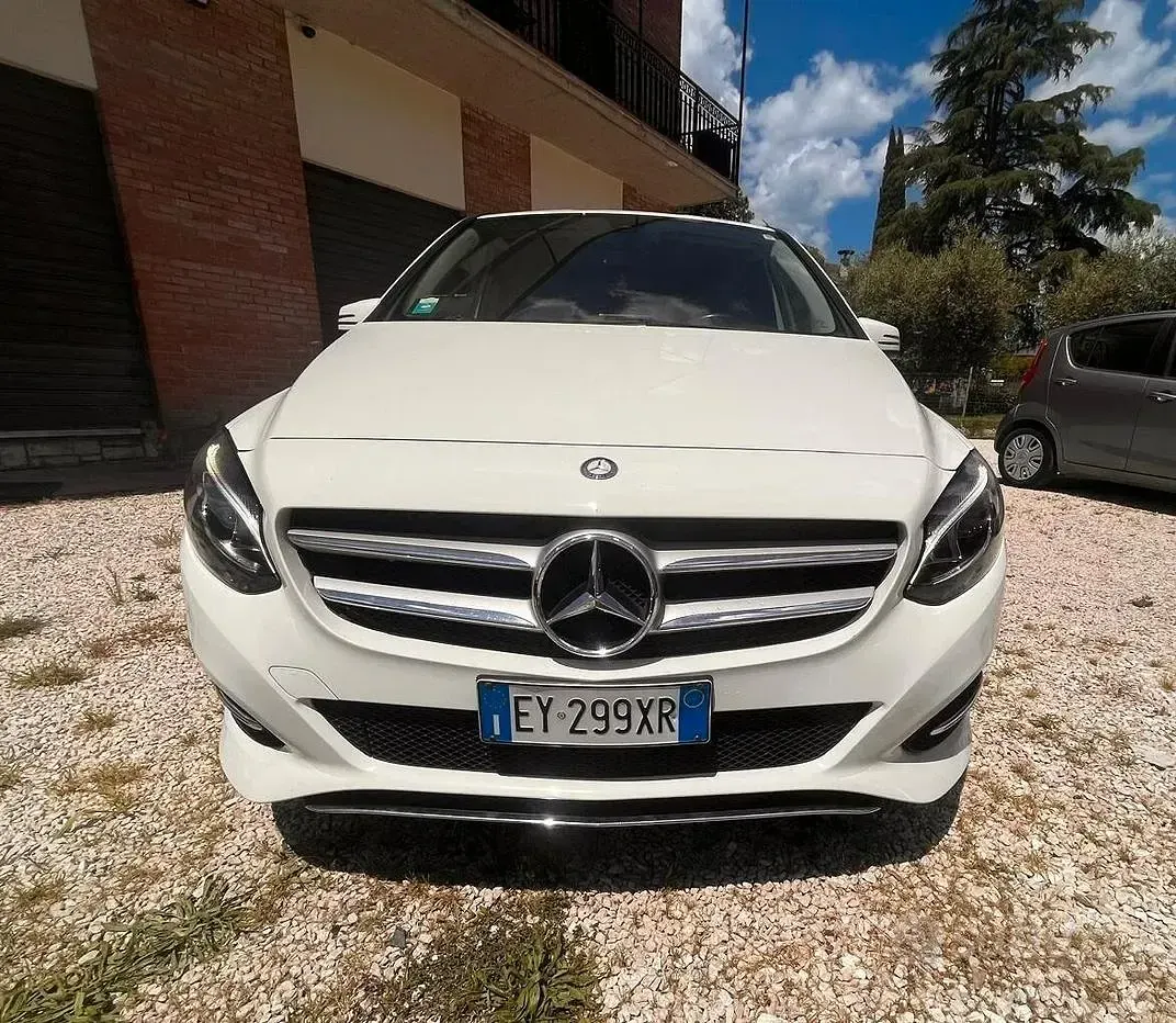 Usata Mercedes B180 Business 109 CV (80 kW) 2015 Bianco Utilitaria