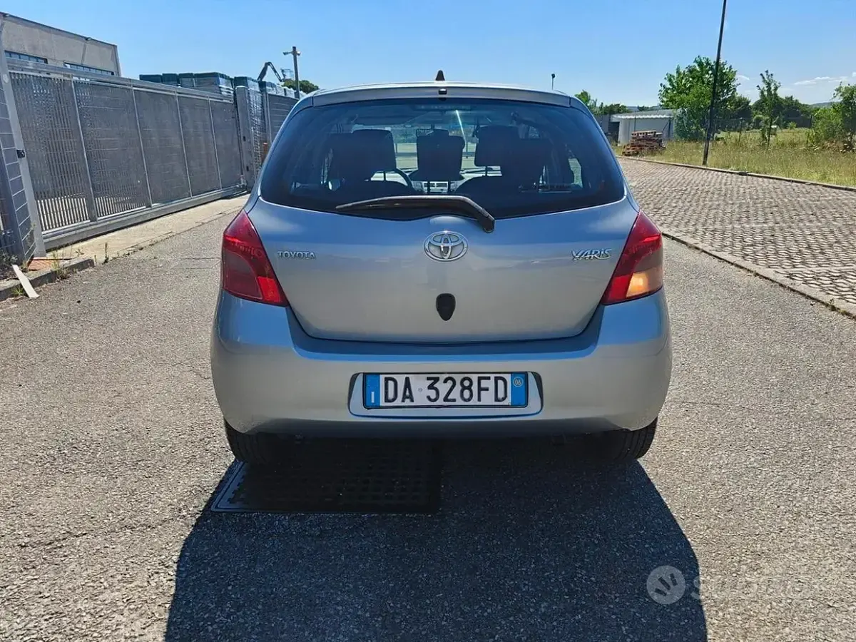 Usata Toyota Yaris Sol 90 CV (66 kW) 2006 Grigio Berlina