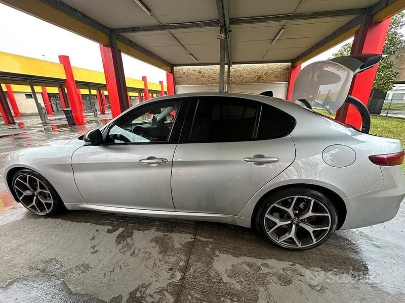 Usata Alfa Romeo Giulia 160 CV (117 kW) 2019 Grigio Berlina