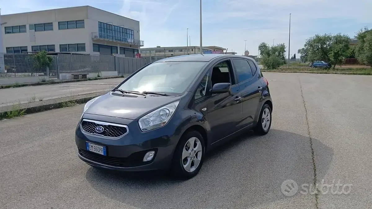 Usata Kia Venga 90 CV (66 kW) 2012 Grigio Utilitaria